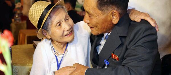 Hombres y mujeres de muy avanzada edad han vuelvo a reencontrarse gracias al deshielo entre los dos países. - Sputnik Mundo