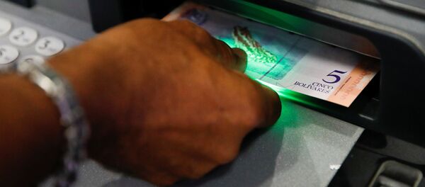 Un venezolano recibe un billete de 5 bolívares - Sputnik Mundo