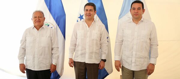 Los presidentes Salvador Sánchez Cerén, de El Salvador, Juan Orlando Hernández, de Honduras, y Jimmy Morales, de Guatemala - Sputnik Mundo