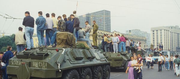 Imágenes de Moscú durante el intento de golpe de agosto en 1991 - Sputnik Mundo