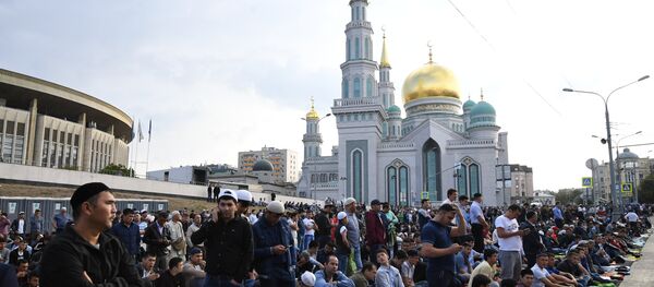 Los musulmanes en la misa de Eid al Adha en la Gran Mezquita de Moscú - Sputnik Mundo