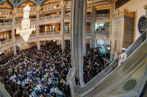 El jefe del Consejo de muftíes de Rusia, Ravil Gainutdin, en la Gran Mezquita de Moscú - Sputnik Mundo