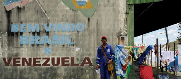 Un migrante venezolano en la frontera entre Venezuela y Brasil - Sputnik Mundo