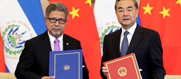 El ministro de Asuntos Exteriores de El Salvador, Carlos Castaneda, y el canciller chino, Wang Yi - Sputnik Mundo