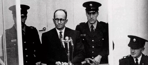 Adolf Eichmann durante el juicio en el que se lo condenó por crímenes contra la humanidad, en Jerusalén en 1961. Adolf Eichmann durante el juicio en el que se lo condenó por crímenes contra la humanidad, en Jerusalén en 1961. - Sputnik Mundo