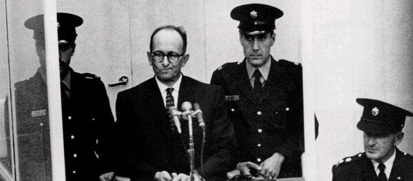 Adolf Eichmann durante el juicio en el que se lo condenó por crímenes contra la humanidad, en Jerusalén en 1961. - Sputnik Mundo