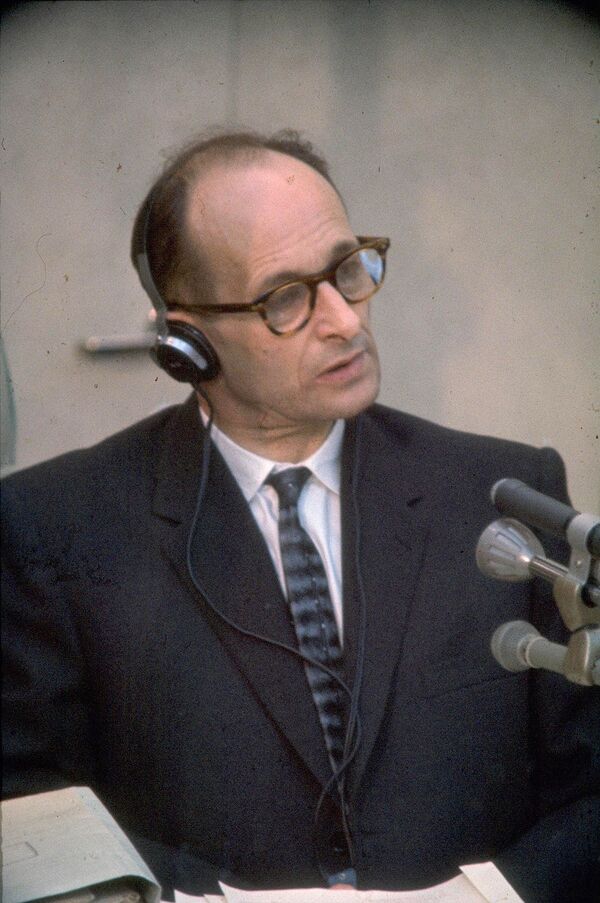 Adolf Eichmann durante el juicio en el que se lo condenó por crímenes contra la humanidad, en Jerusalén en 1961. - Sputnik Mundo