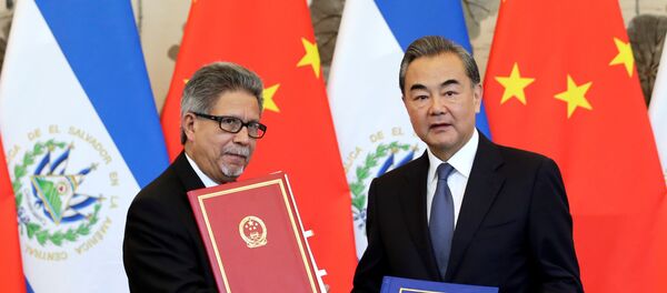 El canciller de China, Wang Yi, y su par salvadoreño, Carlos Castañeda, tras firmar el acuerdo que establece las relaciones diplomáticas entre sus países. - Sputnik Mundo
