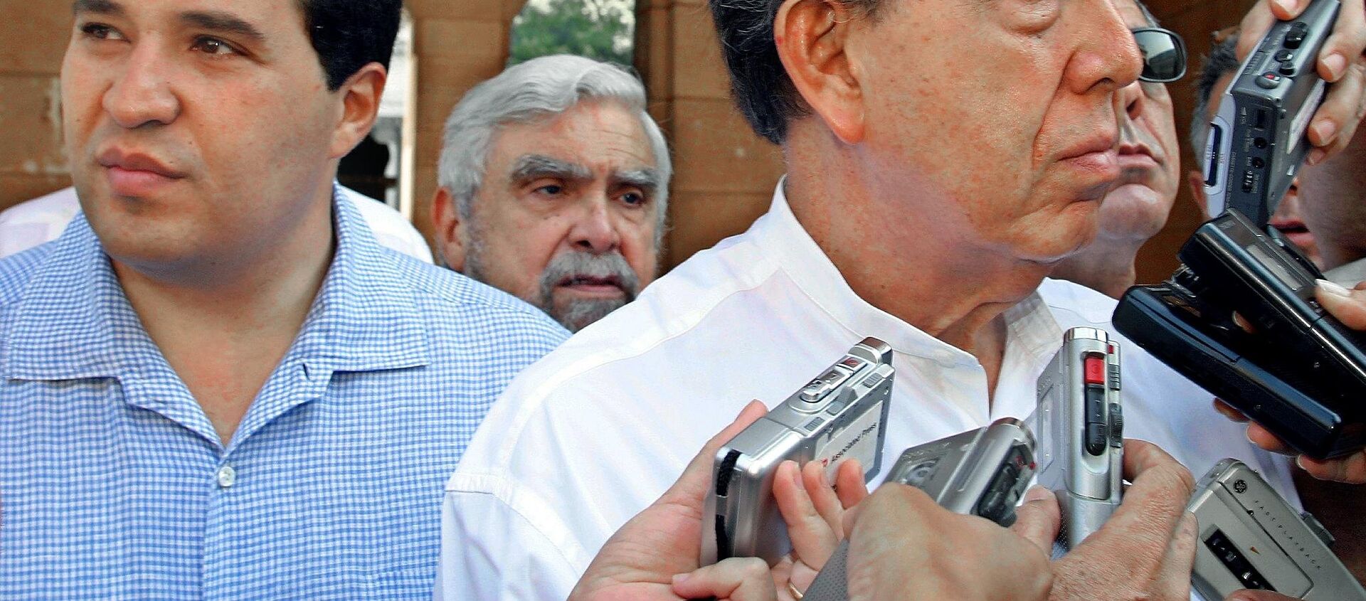 Lázaro Cárdenas Batel con su padre Cuauhtémoc Cárdenas - Sputnik Mundo, 1920, 21.08.2018