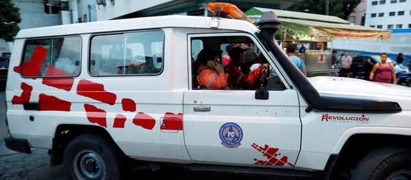 Miembros de la Protección Civil venezolana patrullan un área en Caracas después del terremoto - Sputnik Mundo