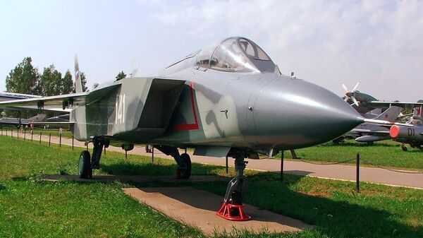 Avión de despegue vertical Yak-141, foto archivo - Sputnik Mundo