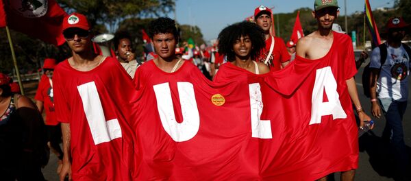 Los partidarios del expresidente Luiz Inácio Lula da Silva caminan durante la Marcha del Lula Libre, Brasil Los partidarios del expresidente Luiz Inácio Lula da Silva caminan durante la Marcha del Lula Libre, Brasil - Sputnik Mundo