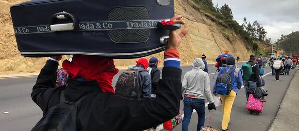 Los migrantes venezolanos caminan a lo largo de una carretera - Sputnik Mundo