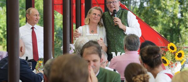 Presidente de Rusia, Vladímir Putin, y la ministra de Exteriores de Austria, Karin Kneissl - Sputnik Mundo