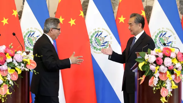 El ministro de Asuntos Exteriores de El Salvador, Carlos Castañeda, y el canciller chino, Wang Yi