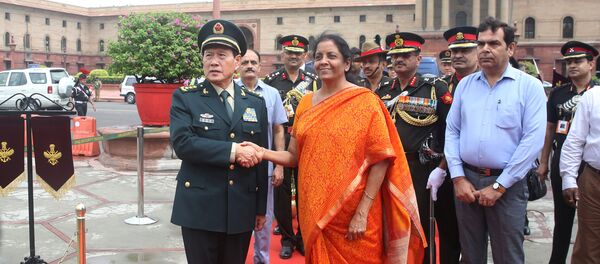 El ministro de Defensa de China, Wei Fenghe, y su homóloga india, Nirmala Sitharaman - Sputnik Mundo