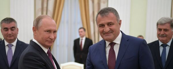 El presidente de Rusia, Vladímir Putin, y el presidente de Osetia del Sur, Anatoli Bibílov - Sputnik Mundo