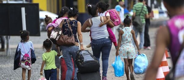 Los inmigrantes venezolanos cruzan la frontera con Brasil - Sputnik Mundo