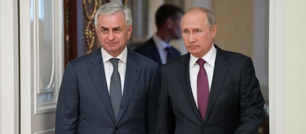 El líder de Abjasia, Raúl Jadyimba, y el presidente ruso, Vladímir Putin - Sputnik Mundo