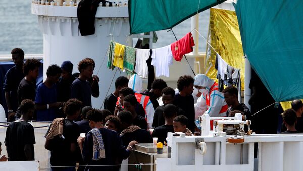 Los migrantes en el barco de la guardia costera italiana Diciotti - Sputnik Mundo