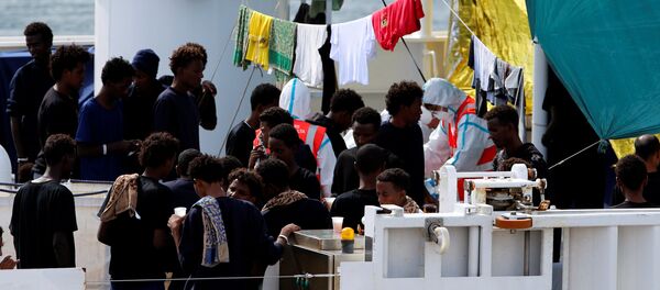 Los migrantes en el barco de la guardia costera italiana Diciotti - Sputnik Mundo