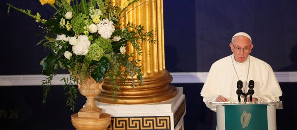 El papa Francisco derante su visita a Irlanda - Sputnik Mundo