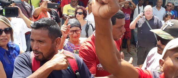 Vecinos de la ciudad fronteriza de Pacaraima, en Brasil, se manifiestan contra la entrada incontrolada de venezolanos. Los inmigrantes se encaran con ellos pidiendo comprension y les acusan de xenofobia - Sputnik Mundo