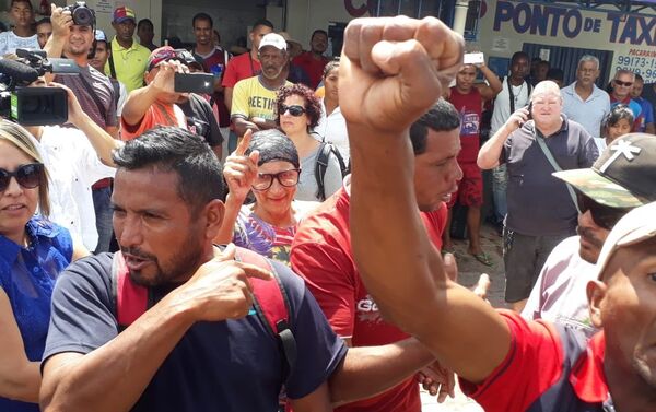 Vecinos de la ciudad fronteriza de Pacaraima, en Brasil, se manifiestan contra la entrada incontrolada de venezolanos. Los inmigrantes se encaran con ellos pidiendo comprension y les acusan de xenofobia - Sputnik Mundo