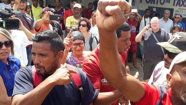 Vecinos de la ciudad fronteriza de Pacaraima, en Brasil, se manifiestan contra la entrada incontrolada de venezolanos. Los inmigrantes se encaran con ellos pidiendo comprension y les acusan de xenofobia - Sputnik Mundo