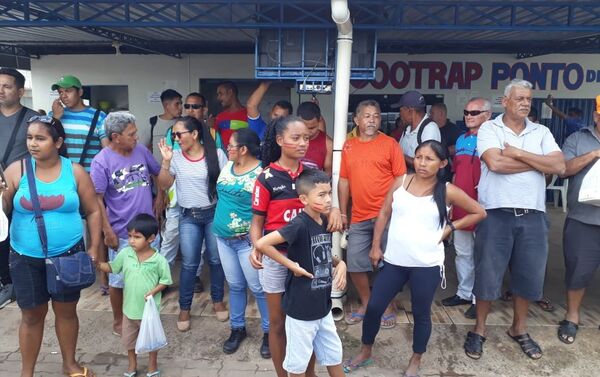 Vecinos de la ciudad fronteriza de Pacaraima, en Brasil, se manifiestan contra la entrada incontrolada de venezolanos. Los inmigrantes se encaran con ellos pidiendo comprension y les acusan de xenofobia - Sputnik Mundo