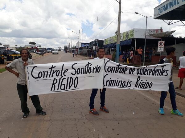 Vecinos de la ciudad fronteriza de Pacaraima, en Brasil, se manifiestan contra la entrada incontrolada de venezolanos. Los inmigrantes se encaran con ellos pidiendo comprension y les acusan de xenofobia - Sputnik Mundo