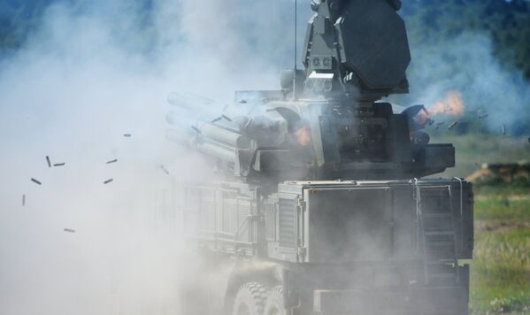 El Pantsir-S1 es un sistema de defensa antiaérea motorizado que combina misiles y cañones de 30mm para generar una última y densa barrera de corto y mediano alcance ante un ataque de misiles - Sputnik Mundo