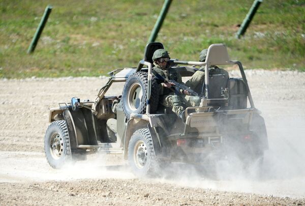 El todoterreno ligero Eskadron alcanza velocidades de hasta 130km/h en terrenos planos y pesa unas tres toneladas, lo que permite que sea rápidamente transportado por helicópteros - Sputnik Mundo