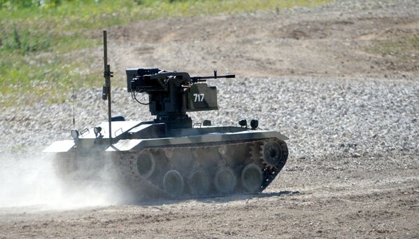 La Platfoma-M es un robot de combate multifuncional manejado por control remoto que permite llevar operaciones de apoyo de fuego en los lugares más peligrosos sin arriesgar vidas humanas - Sputnik Mundo