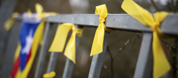 Lazos amarillos como símbolo de la liberación la libertad de los políticos independentistas presos en España - Sputnik Mundo