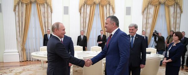 Vladímir Putin, presidente ruso, y Anatoli Bibílov, presidente de Osetia del Sur - Sputnik Mundo
