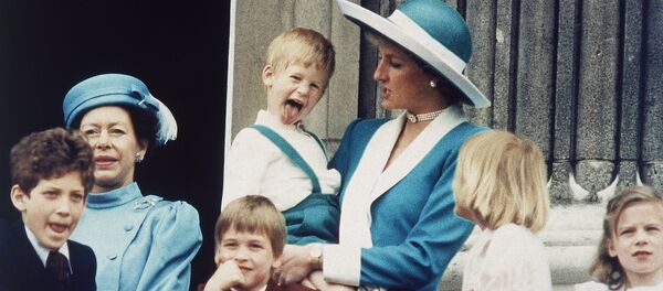 El príncipe Harry en los brazos de su madre, princesa Diana El príncipe Harry en los brazos de su madre, princesa Diana - Sputnik Mundo
