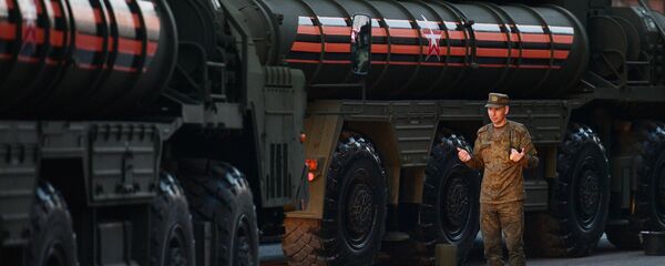Militar ruso al lado del sistema S-400 - Sputnik Mundo