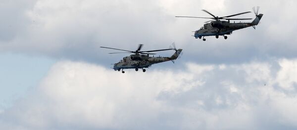 Helicópteros Mi-35 durante una maniobra conjunta de Rusia y Serbia - Sputnik Mundo