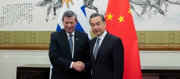 El canciller de Uruguay, Rodolfo Nin Novoa, con su homólogo chino, Wang Yi - Sputnik Mundo