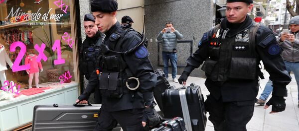 Los policías cerca de la casa de Cristina Fernández de Kirchner - Sputnik Mundo