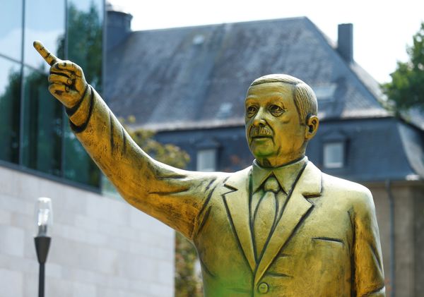 Estatua dorada del presidente de Turquía, Recep Tayyip Erdogan - Sputnik Mundo