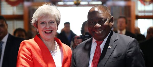 Primera ministra británica, Theresa May, y el presidente de Sudáfrica, Cyril Ramaphosa - Sputnik Mundo