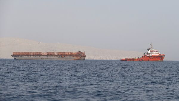 Un buque en el estrecho de Ormuz - Sputnik Mundo