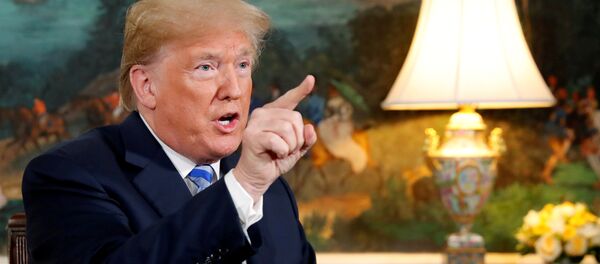 Donald Trump habla con reporteros luego de firmar una proclamación declarando su intención de retirarse del acuerdo nuclear con Irán Donald Trump habla con reporteros luego de firmar una proclamación declarando su intención de retirarse del acuerdo nuclear con Irán - Sputnik Mundo