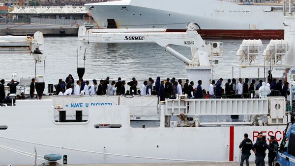 Los migrantes en el barco de la guardia costera italiana Diciotti Los migrantes en el barco de la guardia costera italiana Diciotti - Sputnik Mundo