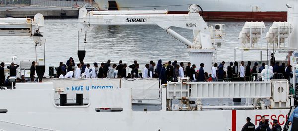 Los migrantes en el barco de la guardia costera italiana Diciotti Los migrantes en el barco de la guardia costera italiana Diciotti - Sputnik Mundo