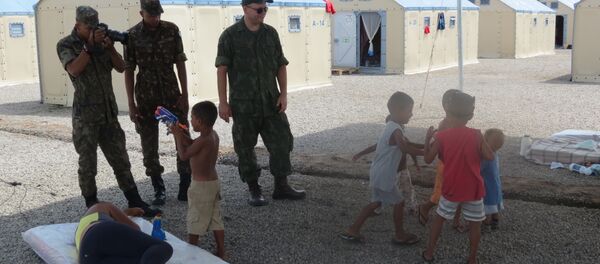 Militares y niños en el campo de refugiados Rondon I en Boa Vista - Sputnik Mundo