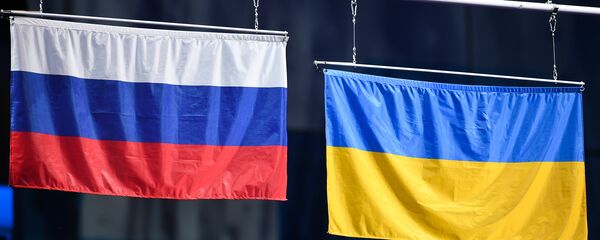 Las banderas de Rusia y Ucrania (archivo) - Sputnik Mundo