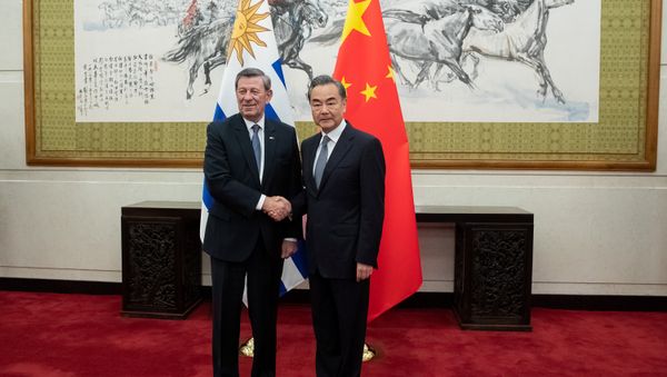 El canciller de Uruguay, Rodolfo Nin Novoa, con su homólogo chino, Wang Yi El canciller de Uruguay, Rodolfo Nin Novoa, con su homólogo chino, Wang Yi - Sputnik Mundo